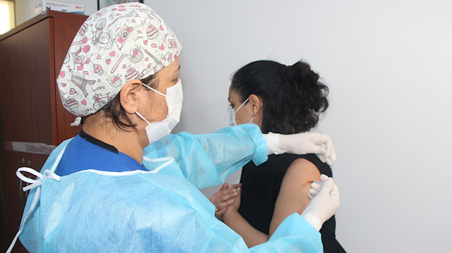 Sağlık Bakanlığı Bilim Kurulu Üyesi Prof. Dr. Yeşim Taşova da aşı oldu.