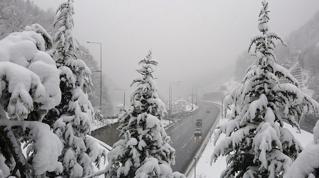 Bolu Dağı Tüneli ile D-100 kara yolunun Bolu Dağı kesiminde kar yağışı etkili oldu.