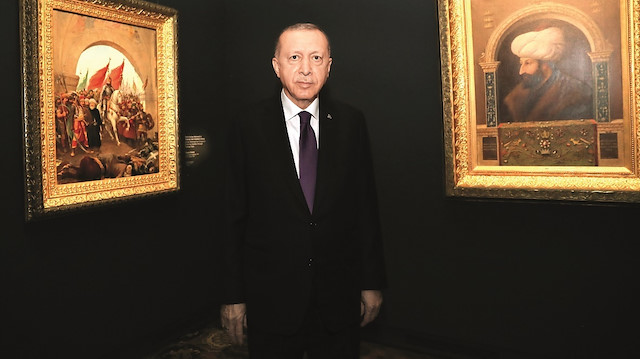 Cumhurbaşkanı Erdoğan, Dolmabahçe Sarayı Veliaht Dairesi’ndeki Milli Saraylar Müzesi’nde Fatih Sultan Mehmet tablosunun önünde fotoğraf çektirdi.