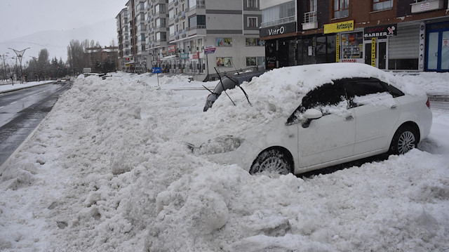 Bitlis'te kar kalınlığı 40 santimi aştı.
