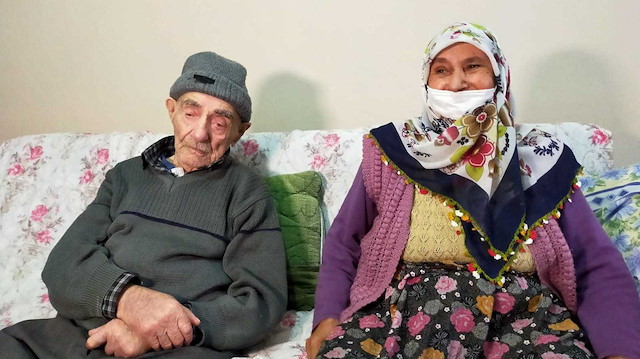 93 yaşındaki Ahmet Topal ile 83 yaşındaki eşi Dilber Topal