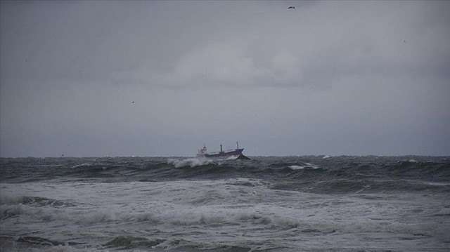 مصرع اثنين وإنقاذ 5 من طاقم سفينة غارقة بالبحر الأسود 