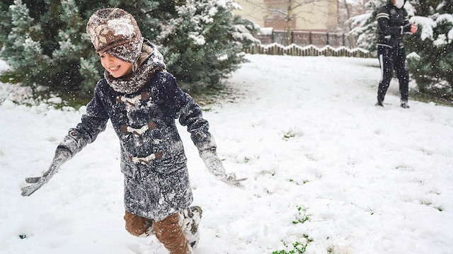 Salgın nedeniyle uzun zamandır sokaklardan ve arkadaşlarından uzak kalan çocuklar, gün boyu kar topu oynadı.