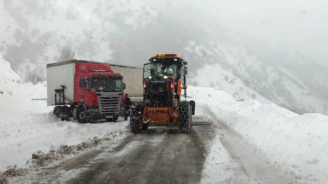 Tunceli-Erzincan kara yolu sis ve tipi nedeniyle ulaşıma kapatıldı