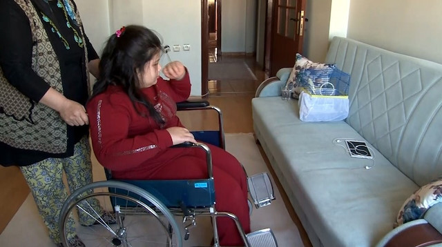 Belinay yanlış ameliyat sonucu yürüme yetisini kaybetti.