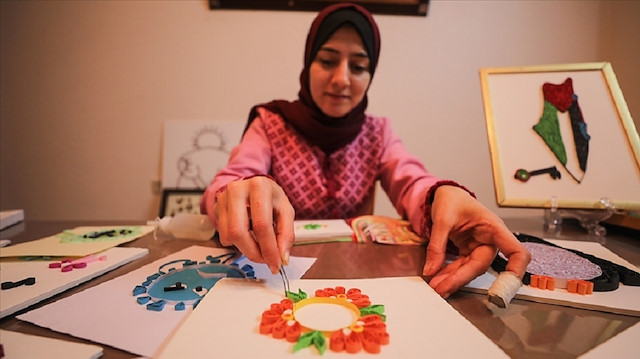 بالورق الملون.. شابة فلسطينية تنقل فن "الكويلينج" إلى غزة 