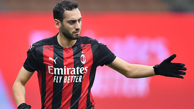 Hakan Çalhanoğlu, bu sezon Milan formasıyla çıktığı 24 maçta 6 gol atarken, 9 da asist yaptı.