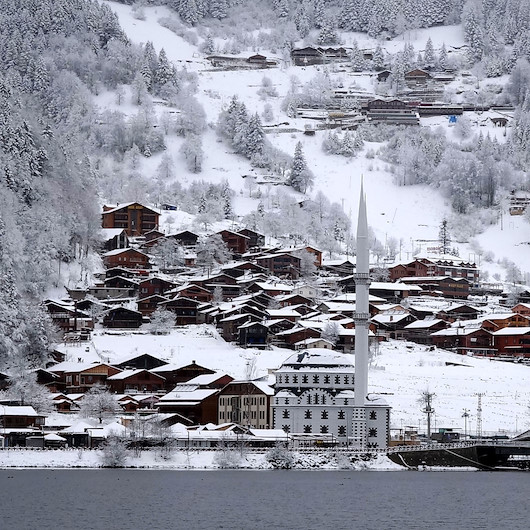 Uzungöl beyaza büründü: Kartpostallık görüntüler oluştu