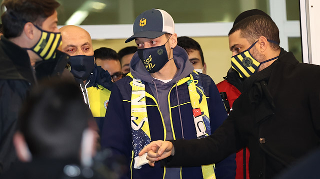 Mesut Özil, gece geç saatte İstanbul'a geldi.