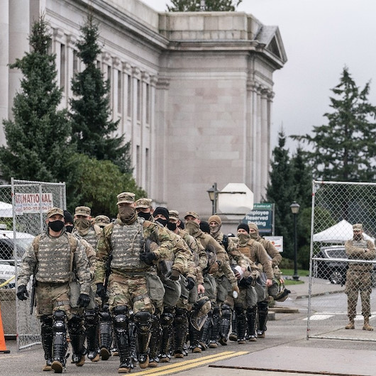 Washingtonda adım başı asker: Yönetim binalarının önü Ulusal Muhafızlarla dolu