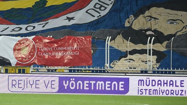 Fenerbahçe Kulübü reklam panolarından yayıncıya tepki gösterdi.
