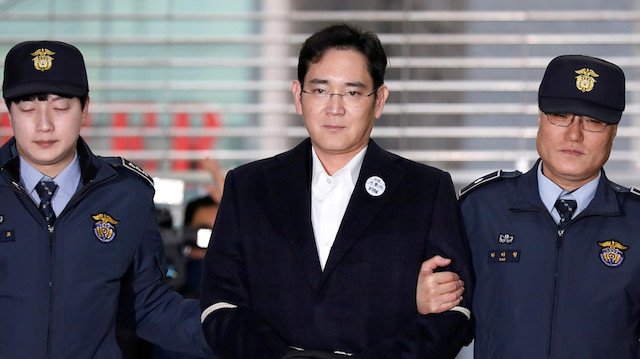 Lee Jae-Yong 2.5 yıl hapis cezasına çarptırıldı.