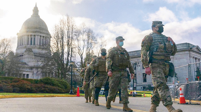 ABD başkenti Washington D.C. alınan güvenlik önlemleriyle adeta bir kaleye dönüşürken, şehirde yaşayan halkın zorunlu haller dışında sokağa çıkması istenmiyor. 