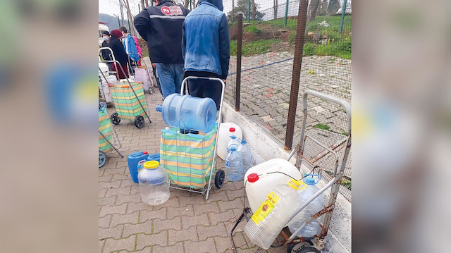 CHP’li Hatay Büyükşehir Belediyesi’nin, Türkiye’ye sığınan Suriyelilere zulmü bitmiyor. Belediye, Yayladağı’nda çoğunlukla Türkmenlerin kaldığı sığınmacı kamplarına 1,5 yıldır su vermiyor.