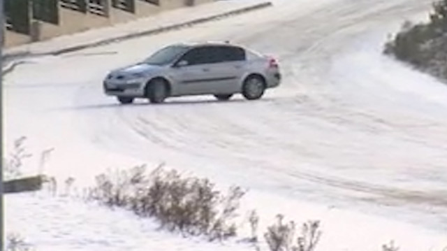 Büyükçekmece'de buz tutan yolda drift yaptılar