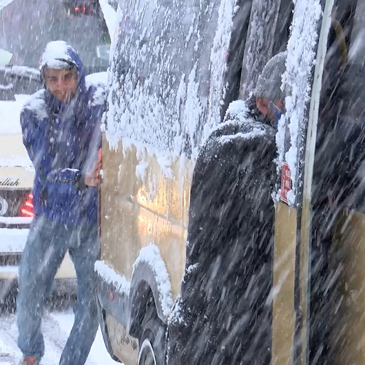 Gaziosmanpaşada yollar buz tuttu: Yolda kalan minibüsü yolcular itti