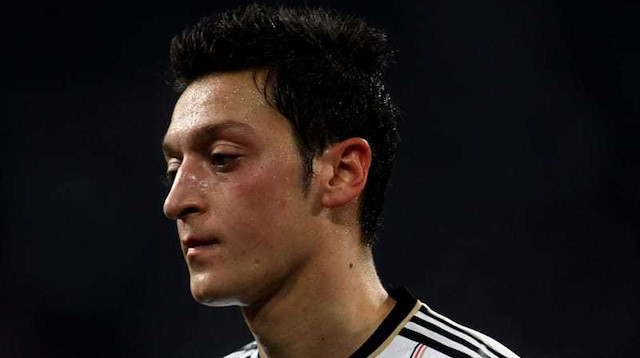 Mesut Özil, Türkiye'den gelen milli takım teklifini reddetmiş ve Almanya forması giymişti.