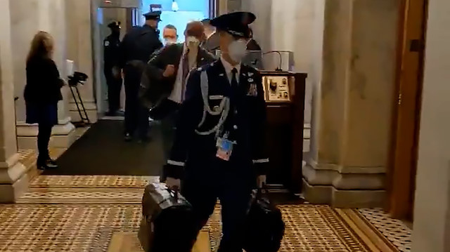 Nükleer kodların yer aldığı çanta Kongre binasına getirildi