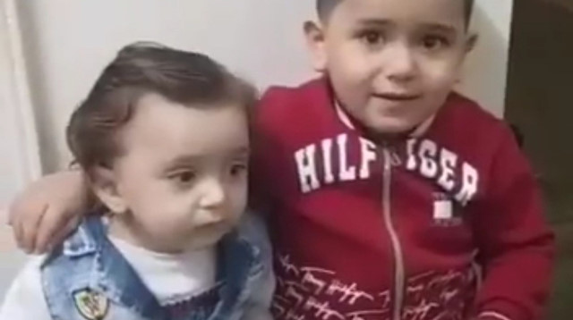 1.5 yaşındaki oğlu Ahmet ile 4 yaşındaki Abdurrahman.