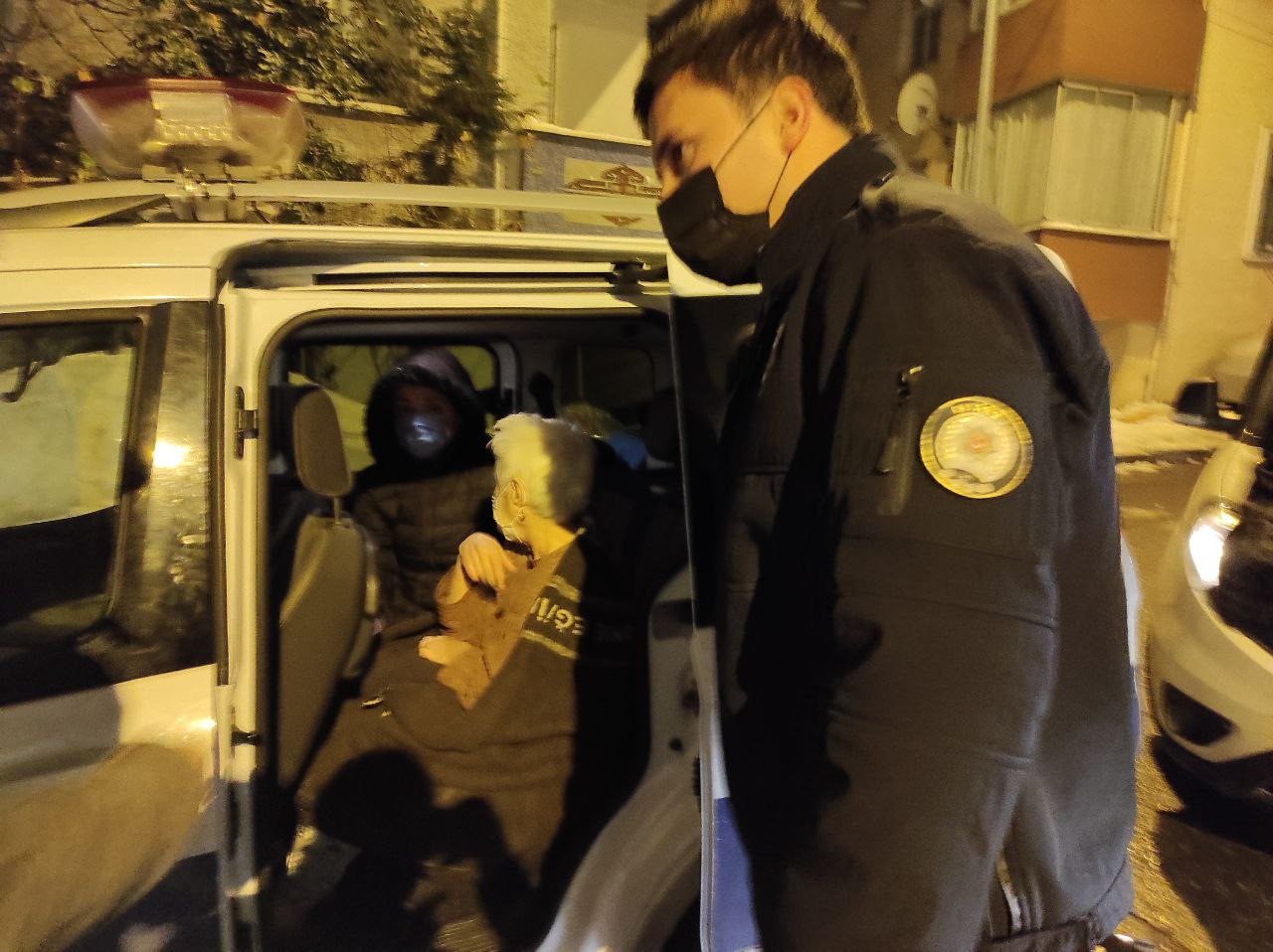 Annesinin evlendiği kişinin kız kardeşini rehin aldı; Annesi ikna edince teslim oldu.