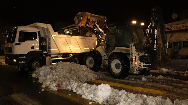 Erzincan’da kar yığınları kamyonlarla şehir dışına taşınıyor