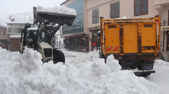 Bitlis'e yağan yoğun kar, vatandaşları mağdur etmemesi için kamyonlarla taşınıyor.