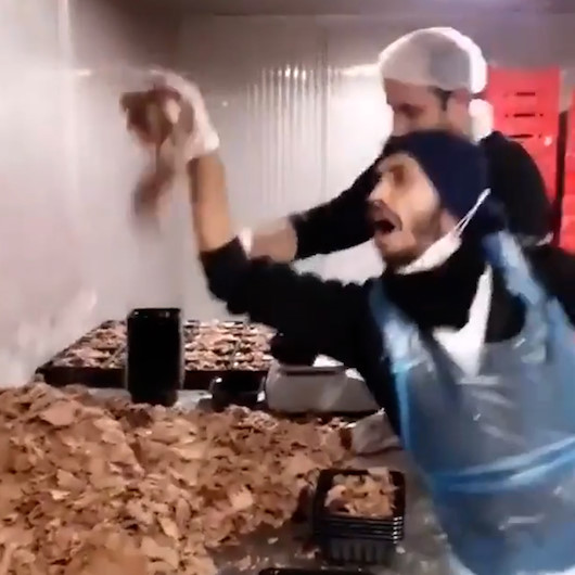 Hazır döner paketleme çalışanlarından mide bulandıran video