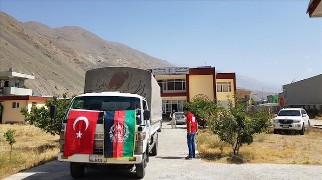 الهلال الأحمر التركي يوزع مساعدات لمحتاجين في أفغانستان