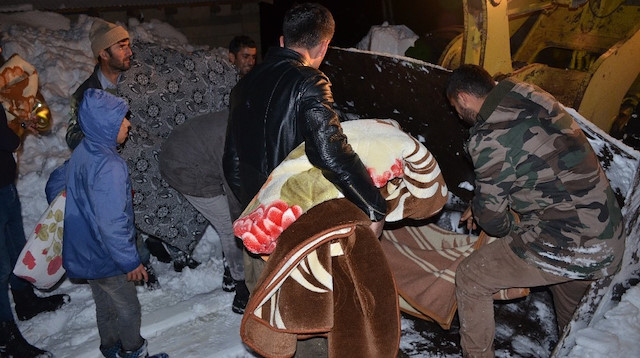 Şırnak'ta yolu kapalı köyde hastalanan kadın, kepçeyle ambulansa taşındı