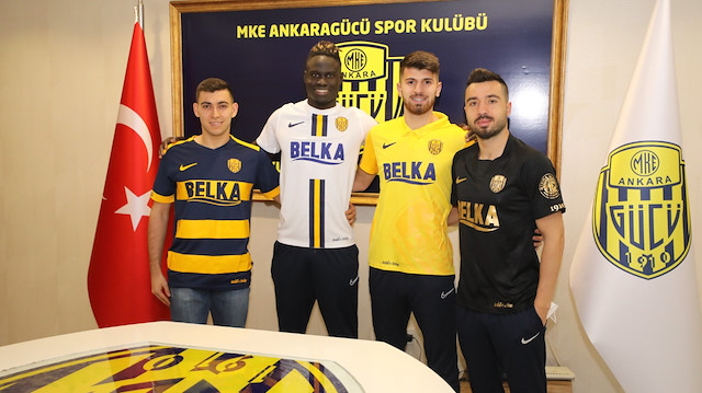 Yeni transferler Ankaragücü formasıyla poz verdi.