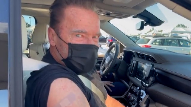 Terminatör'ün yıldızı Arnold Schwarzenegger arabada koronavirüs aşısı oldu