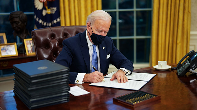 Başkan Biden ilk gününde 17 kararnameye imza attı