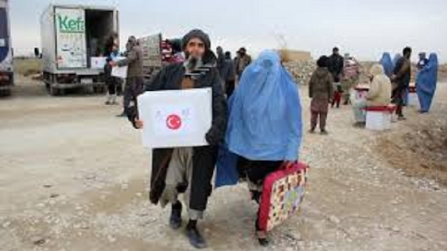 مساعدات تركية لعوائل أفغانية في "مزار شريف"
