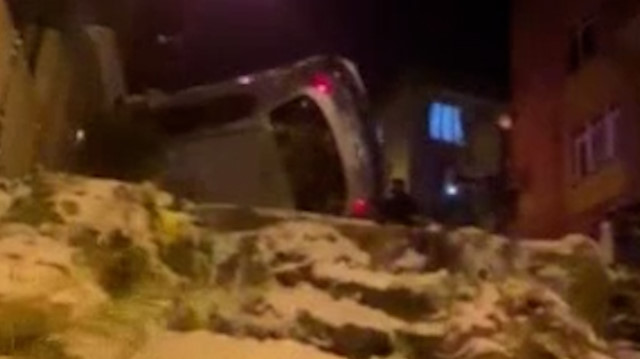 Kağıthane'de kontrolden çıkan araç takla attı