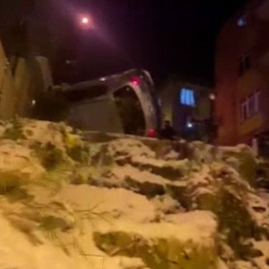 Kağıthanede kontrolden çıkan araç takla attı