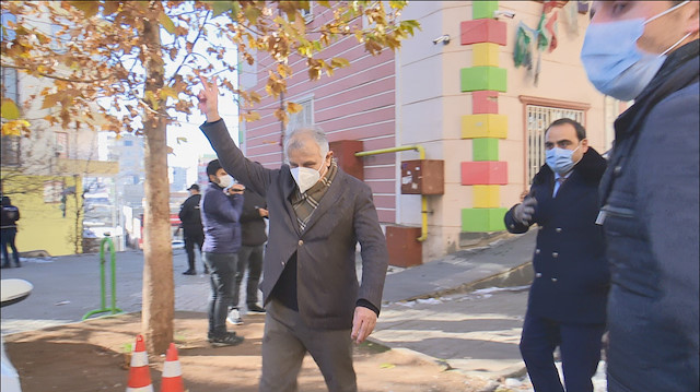 HDP'li Katırcıoğlu, kalabalığa doğru zafer işareti yapmasıyla gerginlik çıktı.