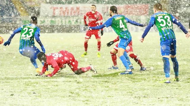 Rizespor-Gaziantep FK maçı yoğun kar yağışı altında oynandı.