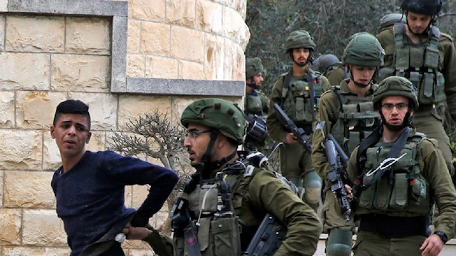 جيش الاحتلال الإسرائيلي يعتقل 17 فلسطينيا ويصيب صحفيا بالضفة