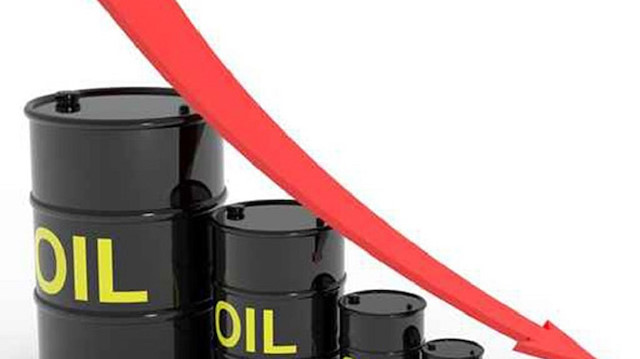 النفط يهبط 2 بالمئة مع ارتفاع مخاوف الطلب