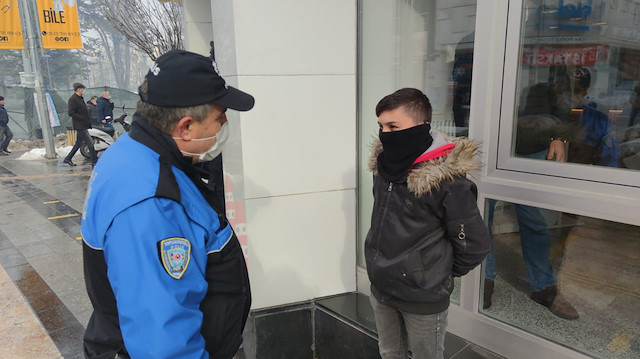 Polis bankanın önünde bekleyen çocuğu uyardı.