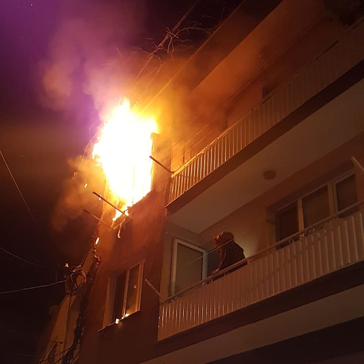İzmirde 2 katlı binadaki yangını fark eden bekçiler olası faciayı önledi