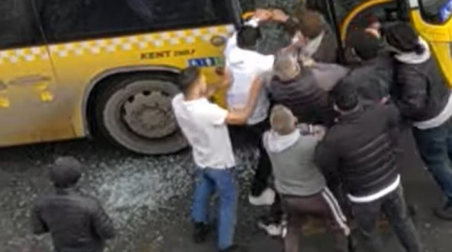 Kağıthane'de otobüsün camını kırıp şoförü ve oğlunu darp ettiler