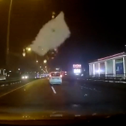Kocaelide otomobilin camına buz kütlesi düşen akademisyenin zor anları kamerada