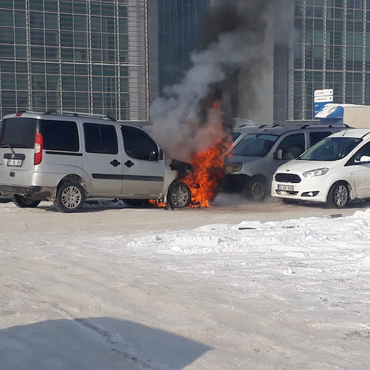 Ağrıda hastane otoparkında hafif ticari araç, alev aldı