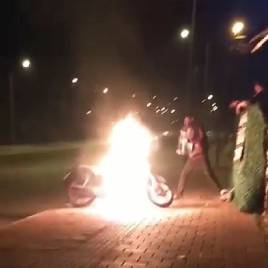 Alev alev yanan motosikletine damacanadaki suyla müdahale etti