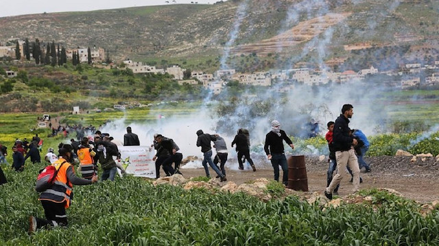 مستوطنون يعتدون على متظاهرين فلسطينيين جنوبي الضفة