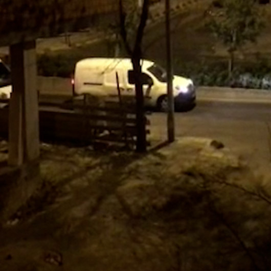 Arnavutköy kısıtlamada caddenin ortasında durdu son ses müzik açarak dinledi