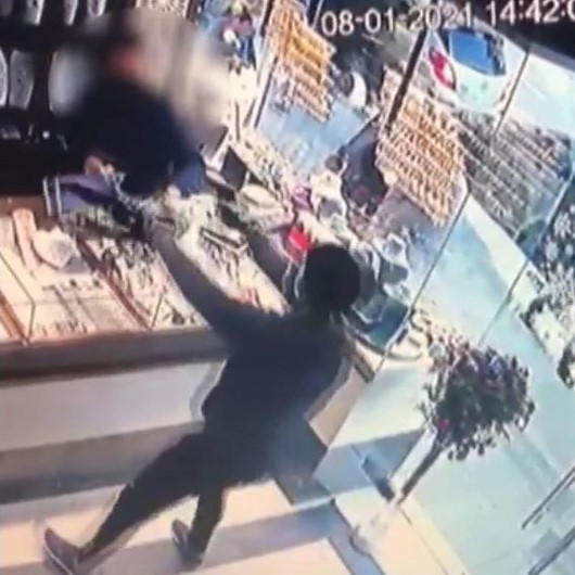 Çekmeköy’de kuyumcuda silahlı gasp kamerada