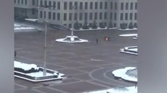 Belarus'ta bir kişi hükümet binasının önünde kendini ateşe verdi


