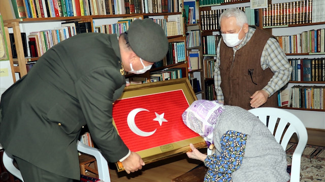 117 yaşındaki Zeliha Nine, ördüğü 115 çift yün çorabı Mehmetçiğe gönderdi